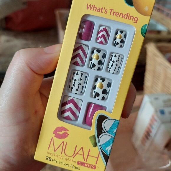 HP 3/7 Kitschy press on nails - Picture 1 of 1